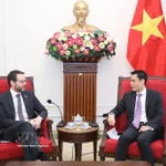 Le vice-ministre des AE Dang Hoang Giang (à droite) et l'ambassadeur du Royaume-Uni, Iain Frew. Photo : VNA