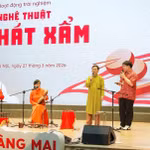 Le groupe Xâm Ha Thanh participe à un atelier artistique pour les élèves du système éducatif Hoang Mai Star (Hanoï). Photo : NSHM