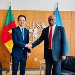 L'ambassadeur Do Hung Viet (à gauche), chef de la Mission permanente du Vietnam auprès des Nations Unies, et Philemon Yang, président de la 79e session de l'Assemblée générale des Nations Unies. Photo : VNA