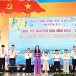 L'Union des femmes de la province de Khanh Hoa a octroyé des bourses d'études aux enfants des officiers et soldats en poste dans la zone spéciale de Truong Sa. Photo : VNA