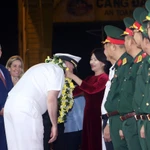 Cérémonie d'accueil des officiers et marins de la Marine américaine en visite d’amitié à Dà Nang. Photo: VNA
