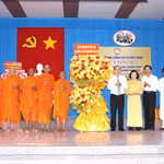 La délégation du Comité central du Front de la Patrie du Vietnam offre des fleurs pour féliciter l'Association de solidarité des moines bouddhistes patriotiques de la province de Vinh Long. Photo : VNA