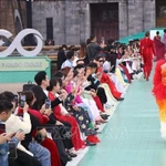Le 2 décembre, à la Porte du Midi de la Citadelle impériale de Huê, le défilé de mode "Hello Cosmo From Vietnam" de la 2e saison a officiellement lancé le parcours de Miss Cosmo 2025. Photo : VNA