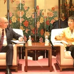 La directrice générale de l’Agence vietnamienne d’Information (VNA), Vu Viet Trang, et le directeur général de l’agence russe TASS, Andrey Kondrashov. Photo : VNA