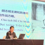 Lors du séminaire « Ho Chi Minh en Chine », les étudiants ont écouté la présentation par le professeur Hu Xianzhong, de l'École centrale de la Ligue chinoise, de ses recherches sur le parcours révolutionnaire du Président Ho Chi Minh, depuis sa quête du salut national jusqu’à ses activités en Chine. Photo : VNA