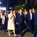 Le président sud-coréen et son épouse se promènent autour du lac Hoan Kiem. Photo : VNA