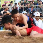 Dans le respect de l’esprit martial, le festival de lutte du village de Sinh interdit formellement toute prise ou tout coup dangereux. Photo : Mai Trang – VNA