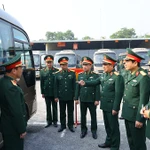 Le général de corps d'armée Le Huy Vinh, vice-ministre de la Défense, inspecte la Brigade 971 (Département des véhicules motorisés et des transports). Photo : mod.gov.vn.