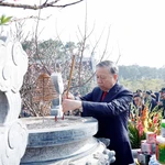 Le secrétaire général To Lam offre de l'encens au temple de Chung Son, dédié aux ancêtres du Président Ho Chi Minh. Photo : VNA