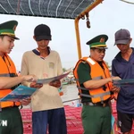 La province privilégie une communication directe via SMS et des groupes de travail dépêchés auprès des armateurs et capitaines pour rappeler les dispositions de la Loi sur la pêche. Photo : VNA