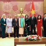 La vice-présidente de l'Assemblée nationale du Vietnam (ANV), Nguyên Thi Thanh reçoit une délégation de haut niveau de l'Union des femmes de la Biélorussie, dirigée par sa présidente Olga Aleksandrovna Shpilevskaya, et directrice de la branche nationale de la compagnie de radio et de télévision interétatique "Mir" en Biélorussie. Photo : VNA