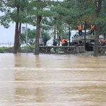 Vers 7 h 00 du 3 novembre, les niveaux d’eau des rivières Huong (Parfums) et Bô ont dépassé le seuil d’alerte 3. Photo : VNA