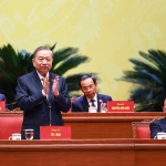 Le secrétaire général du Parti To Lam, président du Présidium, a dirigé la séance. Photo: VNA