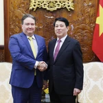 Le président de la République Luong Cuong (droite) et l’ambassadeur des États-Unis au Vietnam, Marc Knapper. Photo: VNA