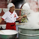 Le festival offre un espace d’échanges et de rencontres entre artisans, entreprises, chercheurs et passionnés de gastronomie, au Vietnam comme à l’étranger. Photo : VNA