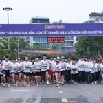 Plus de 2.000 personnes participent à une course en réponse à l’Heure de la Terre 2026. Photo : VNA