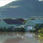 Maisons inondées par le typhon et les pluies dilurviennes. Photo : VNA