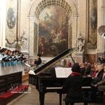 L’ensemble vocal Hop ca Que huong au 28e Festival international de chant choral de Paris. Photo : VNA