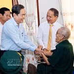 Le président de l'Assemblée nationale, Trân Thanh Mân, rencontre des invalides de guerre au Centre de soins des invalides de guerre et des personnes ayant rendu des services méritoires de Long Dat, dans la commune de Long Hai, à Hô Chi Minh-Ville. Photo: VNA