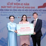 Truong Thi Hien, présidente de l'Association d'amitié Vietnam-Cuba de Hô Chi Minh-Ville, et Nguyen Khac Van, rédacteur en chef par intérim du journal Saigon Giai Phong, remettent symboliquement 15 systèmes d'énergie solaire en faveur d'écoles primaires cubaines à Ariadne Feo Labrada, consule générale de Cuba à Hô Chi Minh-Ville. Photo : VNA