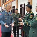 Le général Sao Sokha, commandant de la Gendarmerie royale et commandant en chef adjoint des Forces armées royales cambodgiennes (FARC), répond aux questions des médias vietnamiens. Photo : VNA