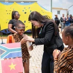 Le Thi Bich Tran, épouse du Premier ministre Pham Minh Chinh, rend visite aux habitants de Tsakane (Afrique du Sud) et leur offre des cadeaux. Photo : VNA