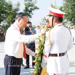 Le secrétaire général du Parti communiste du Vietnam, To Lam, dépose une gerbe de fleurs au site historique et culturel de Bau Rong, dans la province de Tay Ninh. Photo: VNA