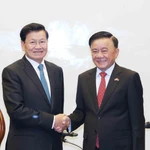 Tran Cam Tu, membre du Bureau politique et membre permanent du Secrétariat du Comité central du Parti (droite) et le secrétaire général du Parti populaire révolutionnaire lao (PPRL) et président lao, Thongloun Sisoulith. Photo: VNA