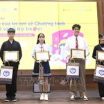 Nguyên Thi Thanh Hoa, présidente de l'Association vietnamienne pour la protection des droits de l'enfant, remet des cadeaux aux enfants participant au programme. Photo: VNA