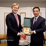 Le général Phan Van Giang, ministre vietnamien de la Défense (droite) et Elbridge A. Colby, sous-secrétaire américain à la Guerre chargé des politiques. Photo: VNA