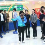 La légende française du patinage artistique Surya Bonaly échange avec de jeunes patineurs vietnamiens. Photo: VNA