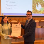 Au nom de la délégation vietnamienne, l'ambassadrice Nguyen Thi Van Anh, cheffe de la mission permanente du Vietnam auprès de l'UNESCO, a reçu le certificat de re-reconnaissance du géoparc mondial de Non Nuoc Cao Bang. Photo : VNA