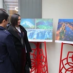 Des amis internationaux admirent les photos exposées. Photo: VNA