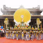 Cérémonie d’offrandes à l’occasion de l’anniversaire du Bouddha lors des célébrations du Vesak 2569 du calendrier bouddhique, le 12 mai 2025, au temple Tu Dam, dans la ville de Hue. Photo : VNA.