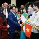 Le Premier ministre Pham Minh Chinh et son épouse rencontrent la communauté vietnamienne en Algérie. Photo: VNA