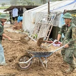 Des soldats aident les habitants de Dak Lak à reconstruire leurs maisons après les inondations historiques. Photo: VNA