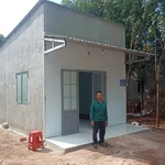 Une nouvelle maison a été donnée à la famille de M. Dieu Chum dans le village de Thac Dai, commune de Phu Van. Photo: VNA