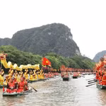 Les festivités ont été marquées par une procession nautique de dragons serpentant entre les massifs calcaires jusqu’au temple Suoi Tien, où se sont déroulés les rituels d’offrandes. Photo : VNA