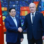 Le Premier ministre Pham Minh Chinh (gauche) rencontre le président de l'Assemblée populaire nationale d'Algérie, Ibrahim Boughali. Photo: VNA