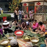 Parmi les nombreux symboles qui incarnent le Nouvel An lunaire au Vietnam, le "bánh chưng" – gâteau traditionnel de riz gluant du Têt – s’impose comme une empreinte mémorielle profondément ancrée dans la conscience collective. Photo : VNA