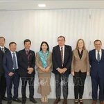 La délégation de l'Audit d'État du Vietnam et des dirigeants de la Cour des comptes catalane. Photo: VNA