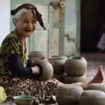 Bau Truc est le principal berceau de la poterie traditionnelle cham. Ici, chaque étape de la fabrication est encore réalisée à la main par les femmes, selon des techniques transmises de génération en génération. Photo : VNA