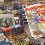 Des jouets Lego aux couleurs de la Coupe du monde 2026 sont exposés dans une librairie du centre commercial Aeon Mall Ha Dong, à Hanoï. Photo: VNA