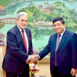 Le vice-Premier ministre Nguyên Chi Dung (droite) et Winston Peters, ministre néo-zélandais des Affaires étrangères (AE). Photo: baochinhphu.vn