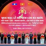 Lors de l'ouverture du 9ᵉ Festival de lancer de “còn” (balles de tissu) réunissant le Vietnam, le Laos et la Chine, placé sous le thème : « Solidarité, amitié – Attachement frontalier – Développement commun ». Photo : VNA