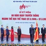 Le secrétaire général du Parti To Lam remet l’Ordre du Travail de première classe, à l’Autorité des sports du Vietnam pour ses contributions remarquables au développement du secteur. Photo: VNA