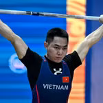 L'haltérophile K'Dương remporte la médaille de bronze dans la catégorie des 60 kg hommes lors de ce tournoi. Photo : DEEPBLUEMEDIA/IWF