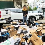 Un suspect arrêté et les preuves saisies par la police provinciale de Quang Ninh. Photo: VNA