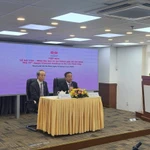 Pham Dut Diem (à droite), directeur du Département des affaires étrangères de Ho Chi Minh-Ville, et Ono Masuo, consul général du Japon à Ho Chi Minh-Ville, lors d'une conférence de presse. Photo : https://tcdulichtphcm.vn/
