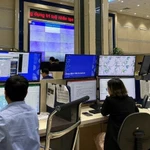 Les prévisionnistes analysent les données du système Smartmet pour diffuser des bulletins de prévision et des alertes précoces en cas de catastrophes naturelles au Centre national de prévision hydrométéorologique. Photo : nhandan.vn 